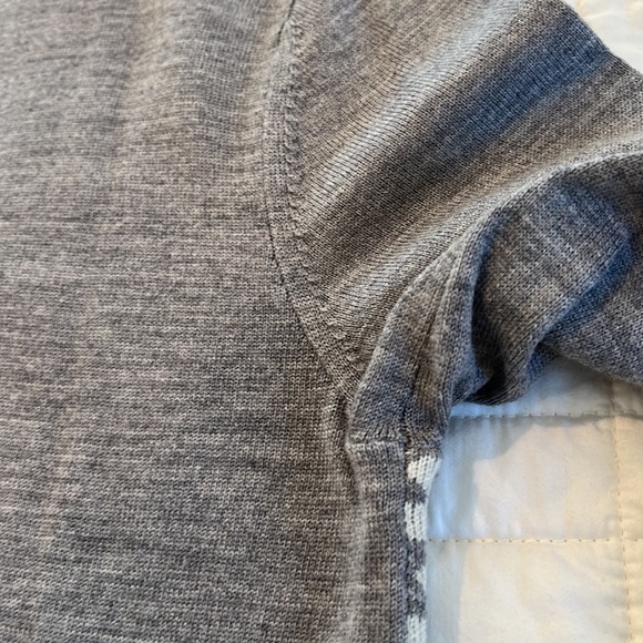 Uniqlo sweater - Picture 12 of 12